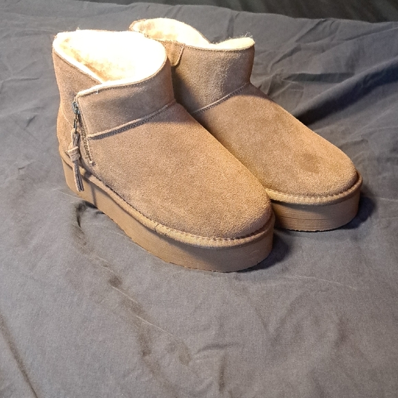 NWOT Bearpaw Women's Toni Zip Side Brown Platform Size 9 Boot - Picture 1 of 14